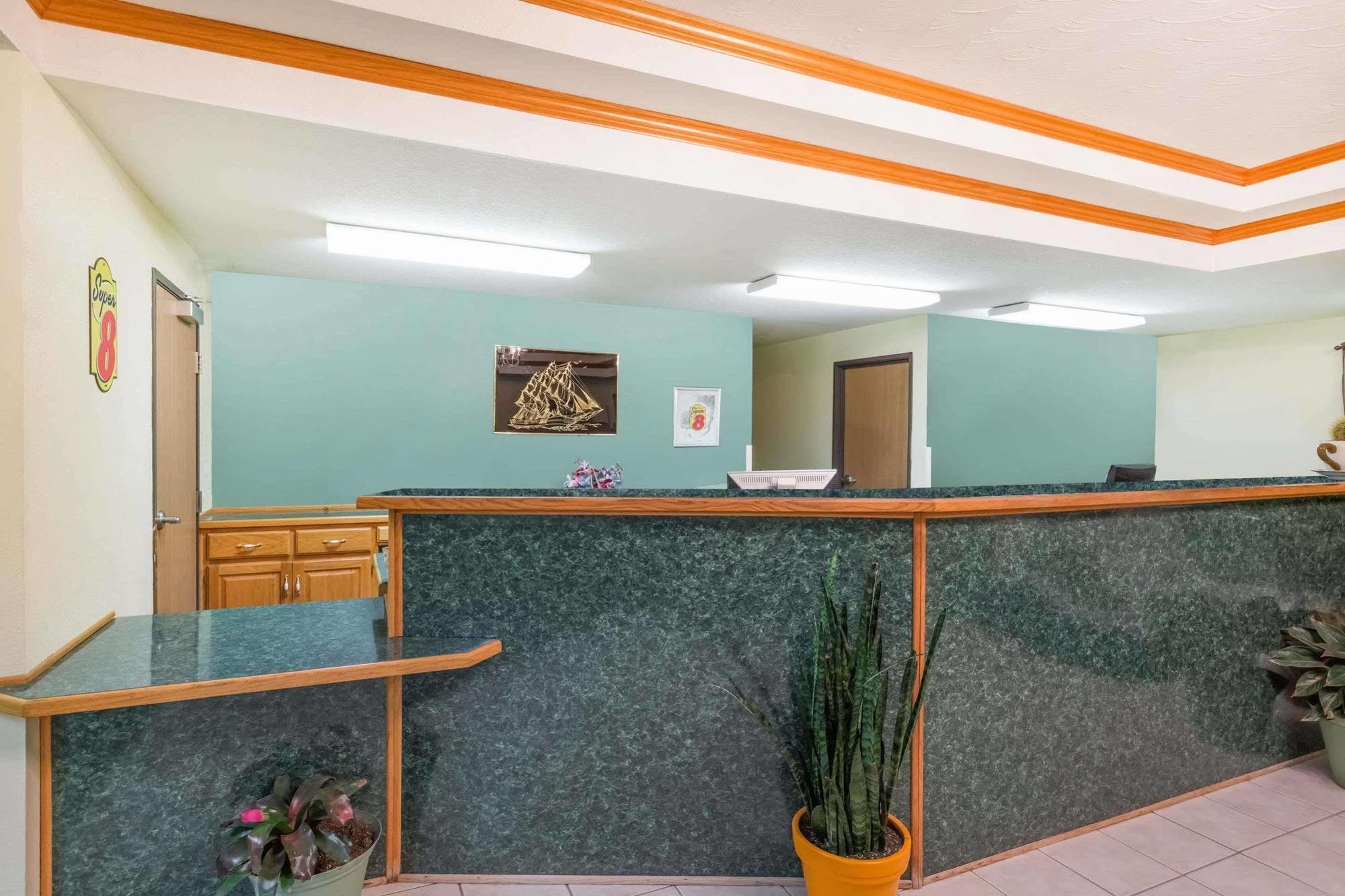 Super 8 By Wyndham Holton Motel Exterior photo