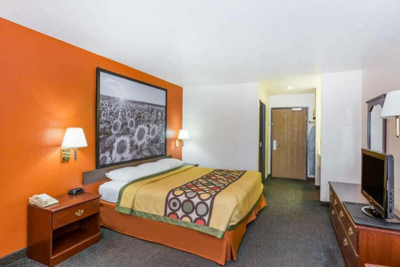 Super 8 By Wyndham Holton Motel Exterior photo